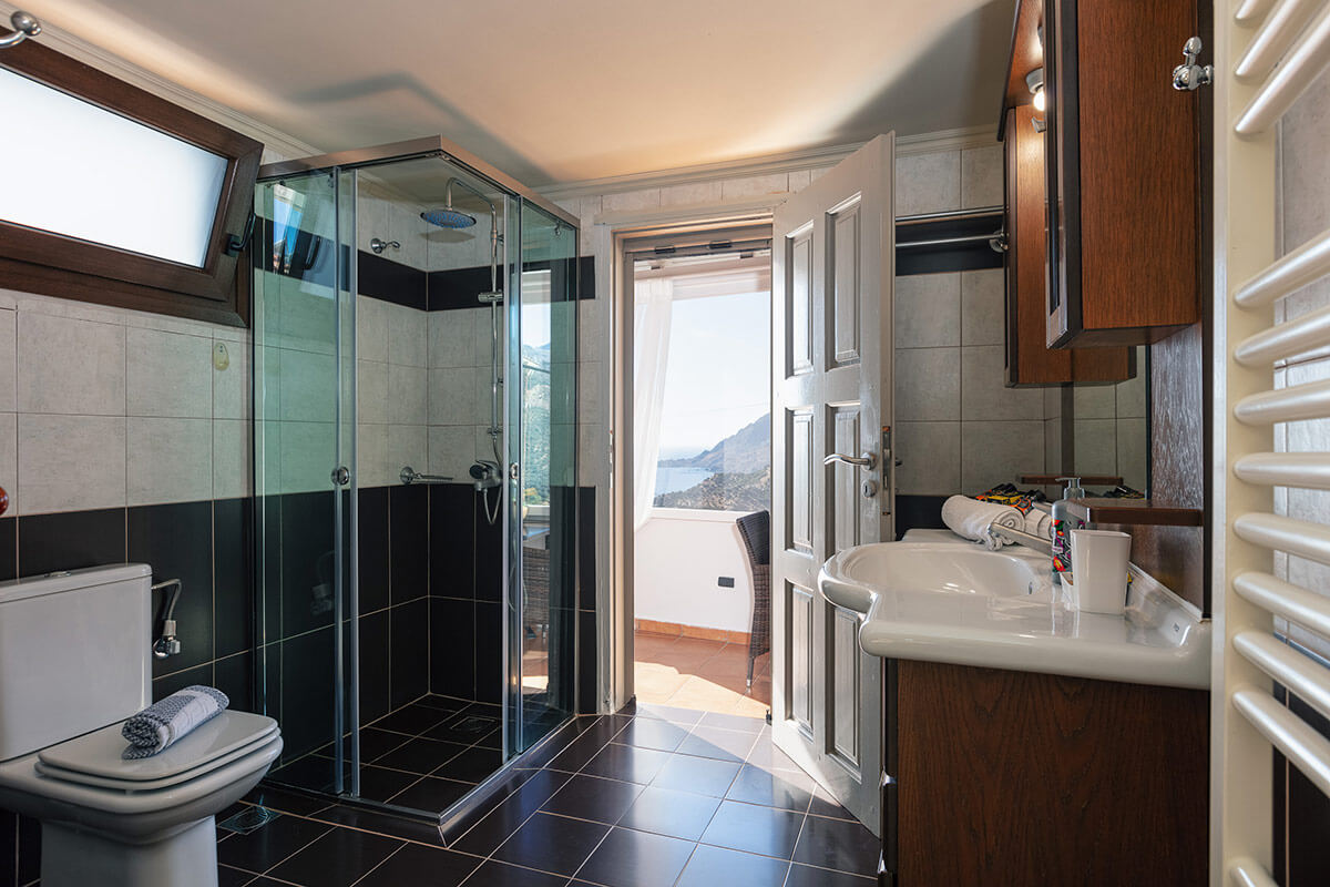 The luxurious and spacious bathroom/WC of the apartment