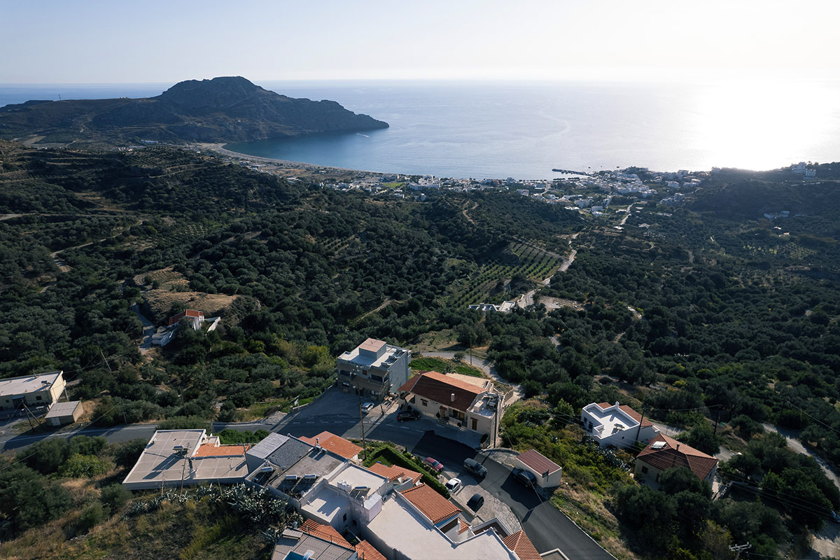 The panoramic location of AnnaView Apartments & Suites: on top of Mirthios Village with a breathtaking view of the Bay of Plakias