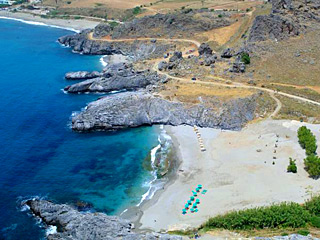 Der Strand von Amoudi liegt nur 4 km von den AnnaView Apartments entfernt