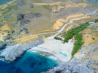 Der Strand von Amoudi liegt nur 4 km von den AnnaView Apartments entfernt