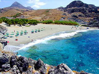 Der Strand von Amoudi liegt nur 4 km von den AnnaView Apartments entfernt