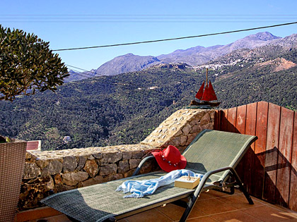Genießen Sie vom Balkon eines TYP-A Apartments aus die Sonne und die Berge