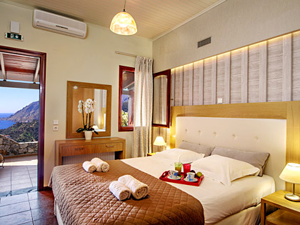 Luxuriöses Schlafzimmer eines TYP-A Apartments mit COCOMAT-Kingsize-Bett