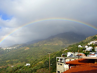 Winterurlaub auf Kreta - Amazing Rainbow Blick von den Wohnungen an einem regnerischen Wintertag