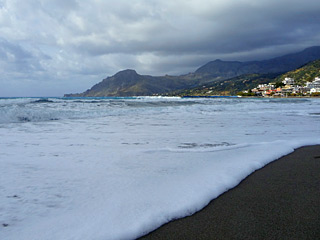 Winterurlaub auf Kreta - Plakias Strand an einem bewölkten Wintertag