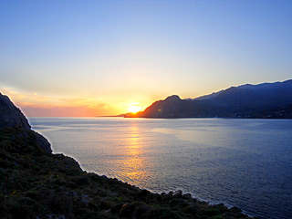 Paligremnos - Felsenhöhlen & Klippen in Plakias, Kreta